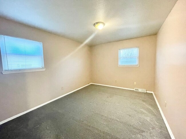 Building Photo - 3 Bed -1 Bath Single Family in Elyria