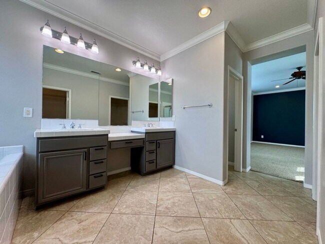Building Photo - Discover this beautifully upgraded 5 bedro...