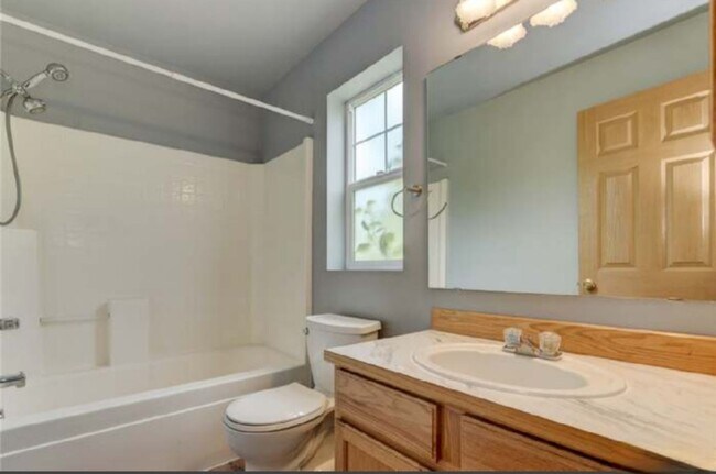 Building Photo - Beautiful Town House in Olympia