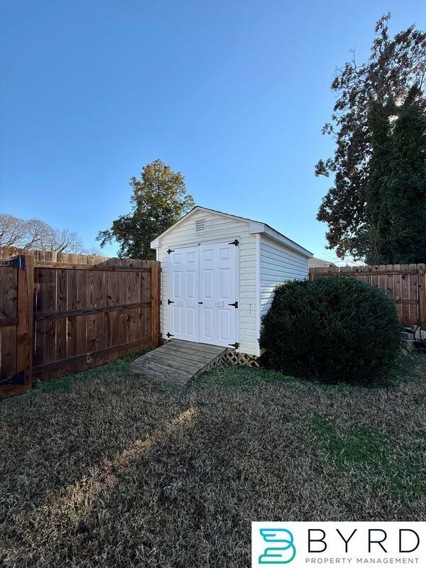 Building Photo - 1001 Greenview Dr