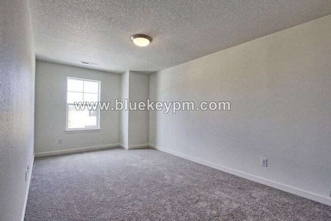 Building Photo - 3 Bed, 2.5 Bath Home in Ridgefield's McCormick Creek Subdivision