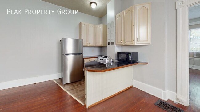 Primary Photo - 23 W Hollister St