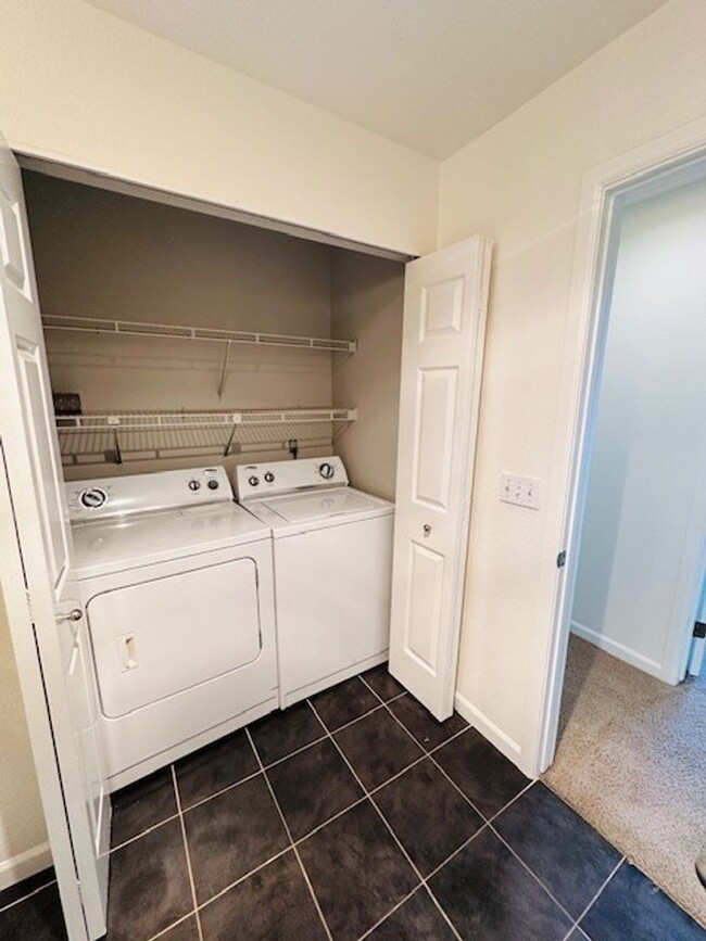 Building Photo - 2Bd/2Ba Bellevue Condo