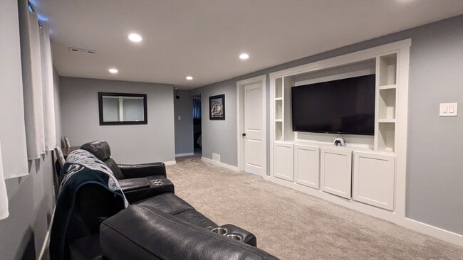 Building Photo - BEAUTIFUL MODERN 3 BED/2 BATH RANCHER IN E...
