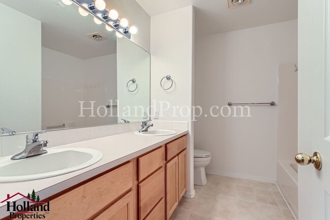 Building Photo - BEST PRICE APPLY NOW!! 3 Bedroom townhouse in quiet area of Beaverton