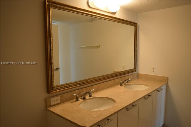 Building Photo - 1800 N Bayshore Dr