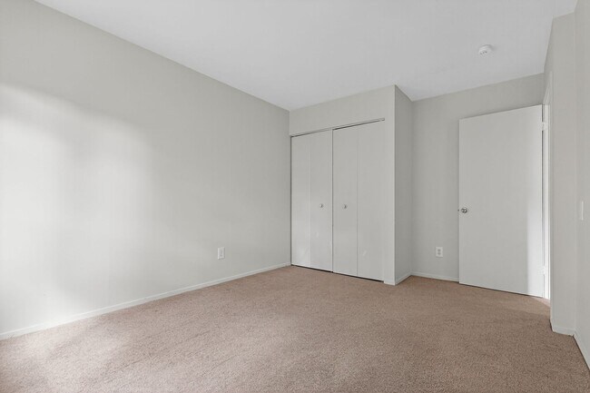 Building Photo - Charming End-Unit Townhome in Sought-After...
