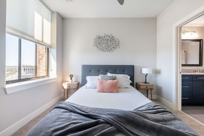 Building Photo - 10 Light St