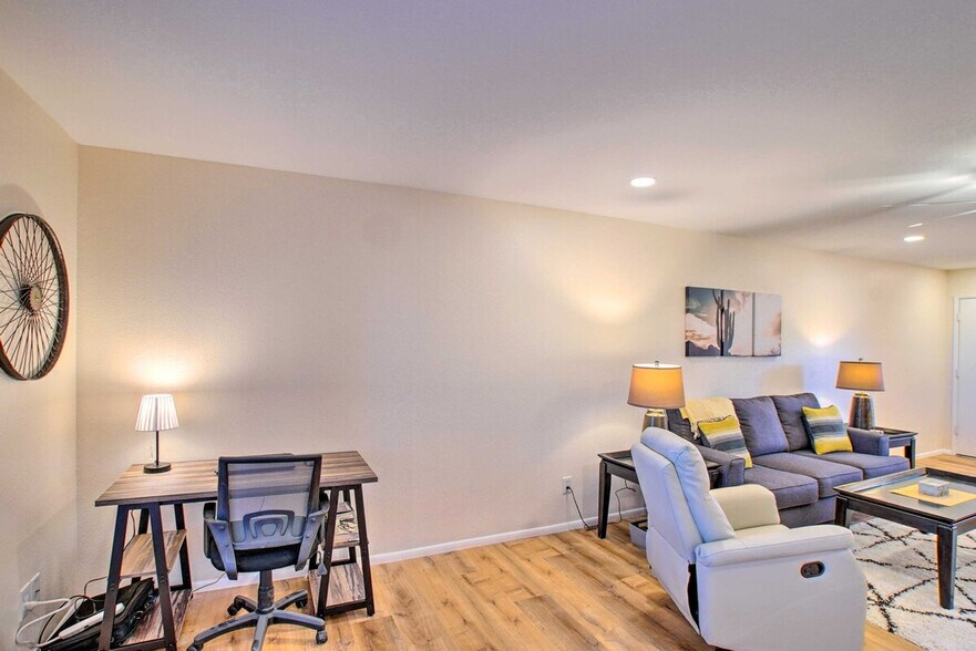 Building Photo - 4303 E Cactus Rd