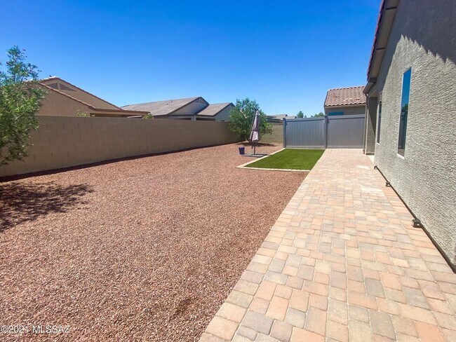 Building Photo - 2 Bedroom with Den in Red Rock