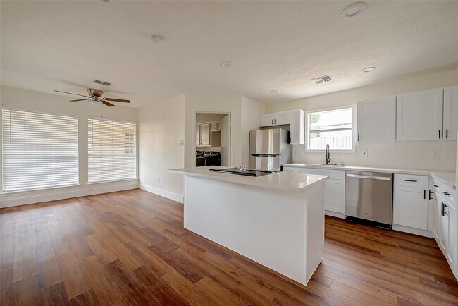 Building Photo - 934 Goldfinch Ave