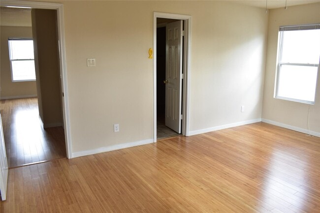 Building Photo - 3610 Barkers Crossing Ave