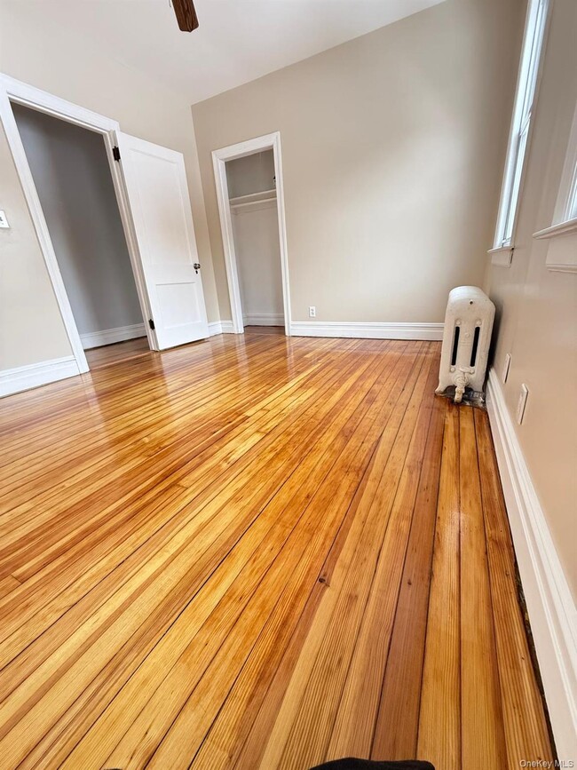 Building Photo - 7 Flower St