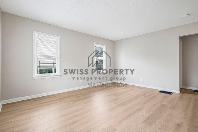 Building Photo - 1590 Vendome Dr S