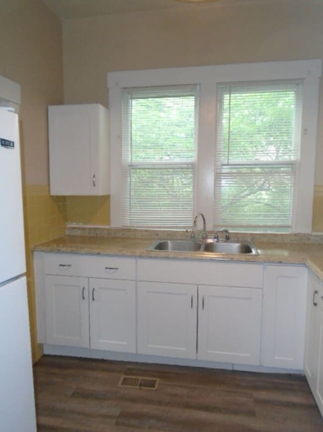 Building Photo - 1810 Leavenworth St