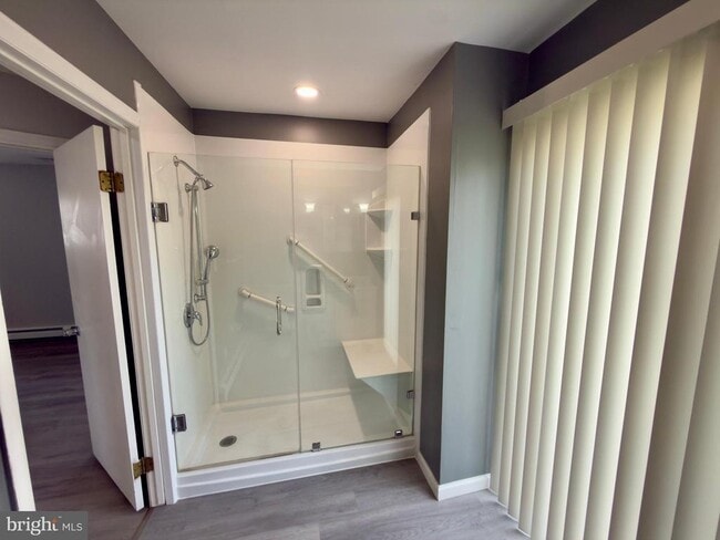 Building Photo - 422 W 6th Ave