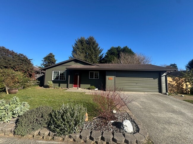 Building Photo - Great YARD! Charming 3 Bedroom / 2 Bath Home with a garage and McKinleyville