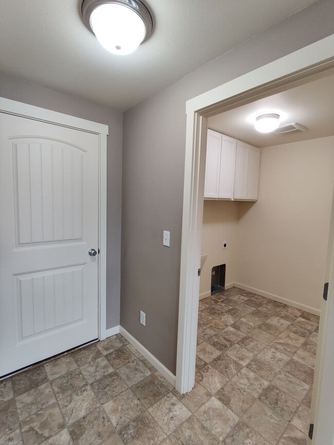 Building Photo - Great West Richland Location