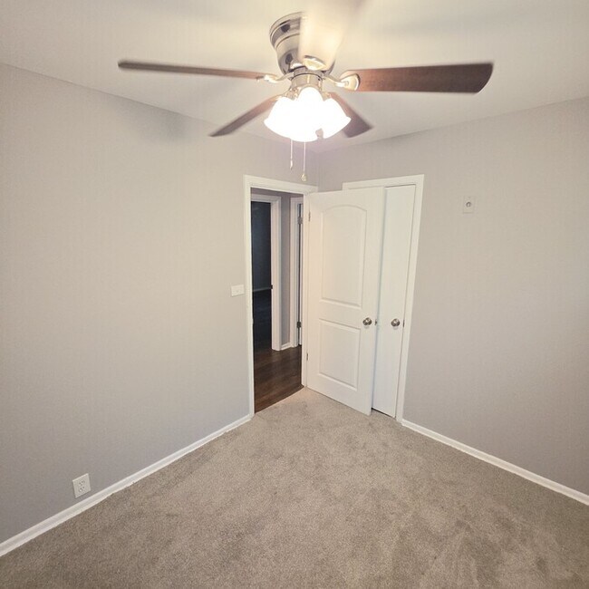 Building Photo - Spacious 4 bedrooms and 1 bath home located on Manchester Ave in Kansas City, MO