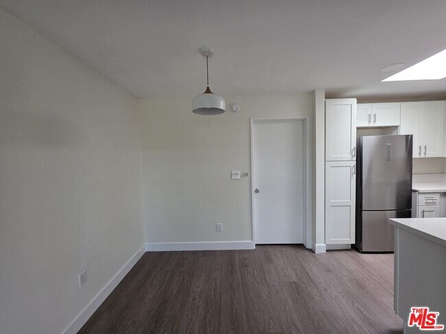 Building Photo - 2638 S Barrington Ave
