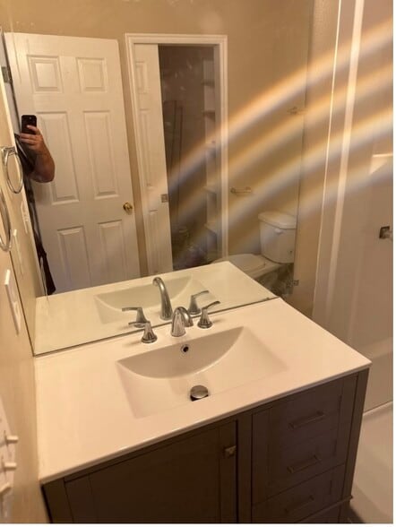 Master bathroom - 3131 W Davencourt Loop