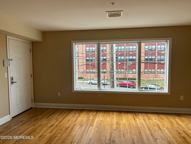 Building Photo - 45 Beers St