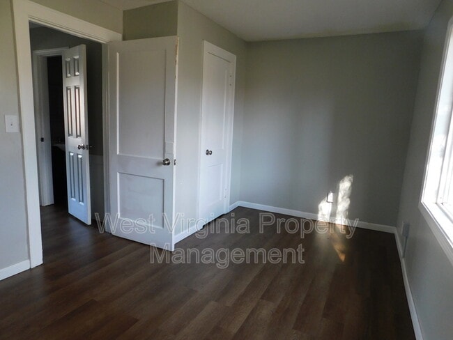 Building Photo - 200 Lewis St