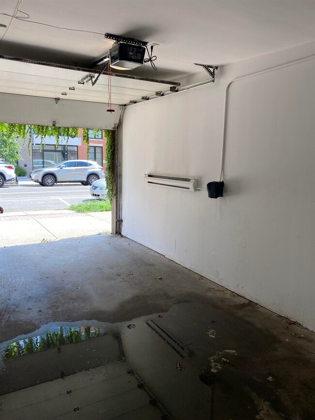 Building Photo - 734 Adams St