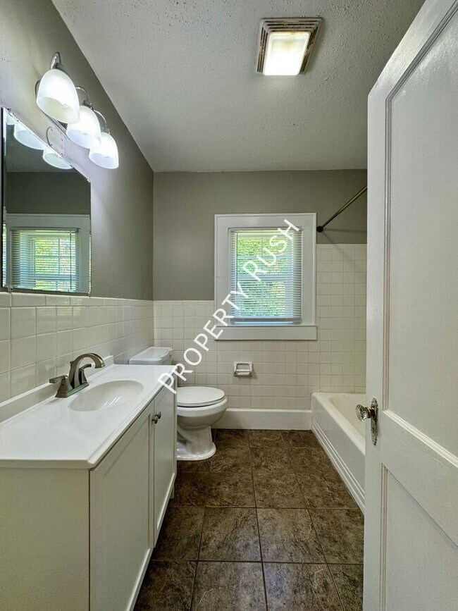 Building Photo - 4502 S Choctaw Dr
