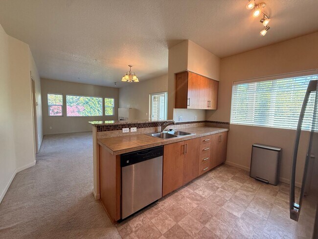 Building Photo - ***1ST FULL MONTH FREE!!!*** Spacious 2 Bedroom Condo in Hillsboro with Water/ Sewar & Garbage In...