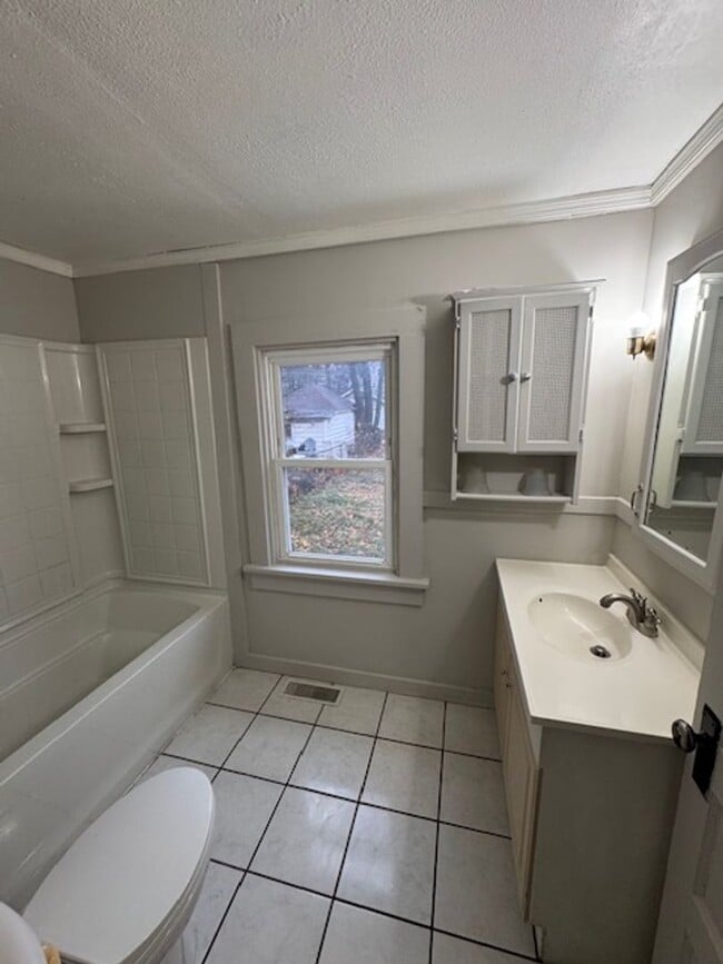 Building Photo - 1308 Sinclair St