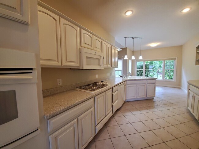 Building Photo - Beautiful Home in Saint James Woods