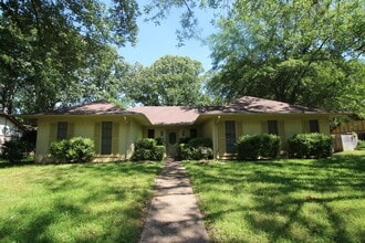 Building Photo - Beautiful 3 bedroom 2 bath home in the hea...