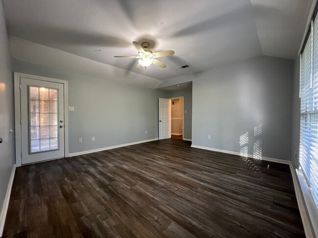 Building Photo - 30447 Parkview Dr