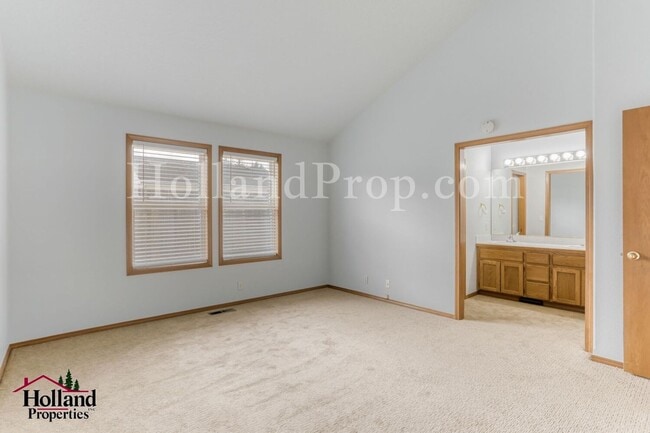 Building Photo - Pet-Friendly Hillsboro Home with Brand New Carpets and Fresh Paint!