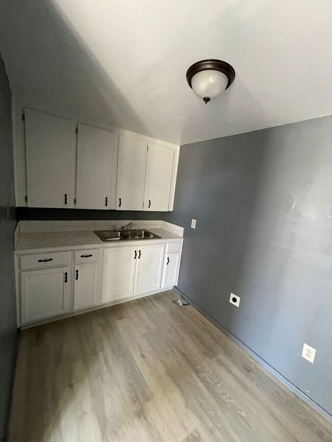 Building Photo - Comfortable 1 Bed 1 Bath Unit for Rent in ...