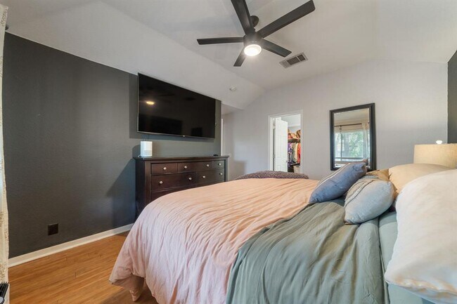 Building Photo - 301 Zebra Dr