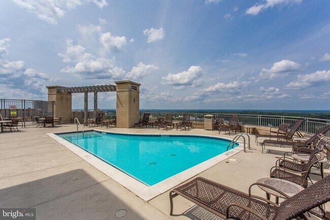 Building Photo - 8220 Crestwood Heights Dr