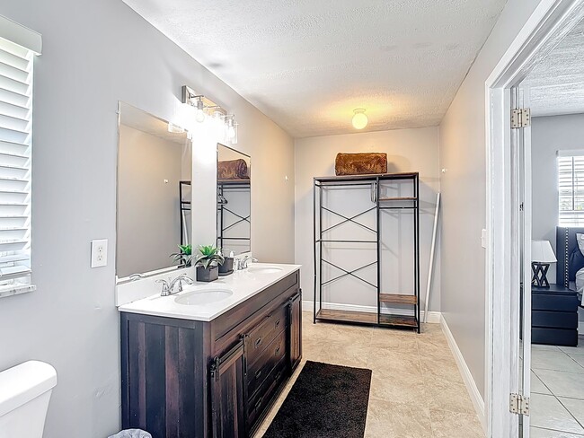 Building Photo - 3 Bedroom Home in Poinciana