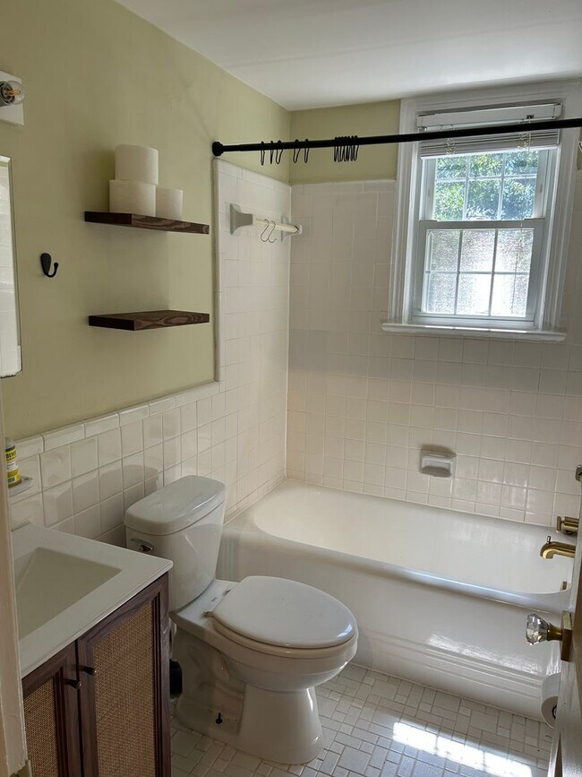 Building Photo - One Bedroom Apartment in Palisades NW Includes Parking