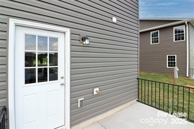 Building Photo - 3967 Newhall Dr NW