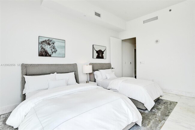 Building Photo - 16001 Collins Ave