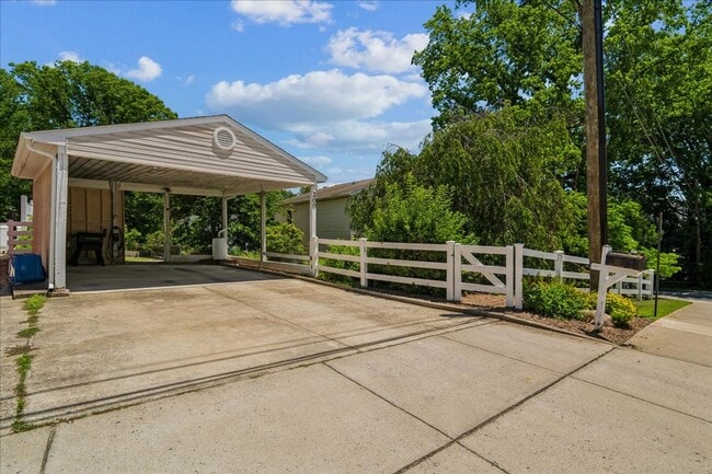 Building Photo - Cozy 3BE/2.5BA Colonial in Takoma Park with screened porch!