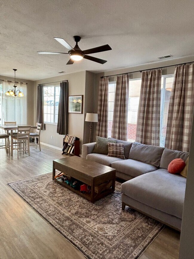 Building Photo - GORGEOUS Townhome!!!