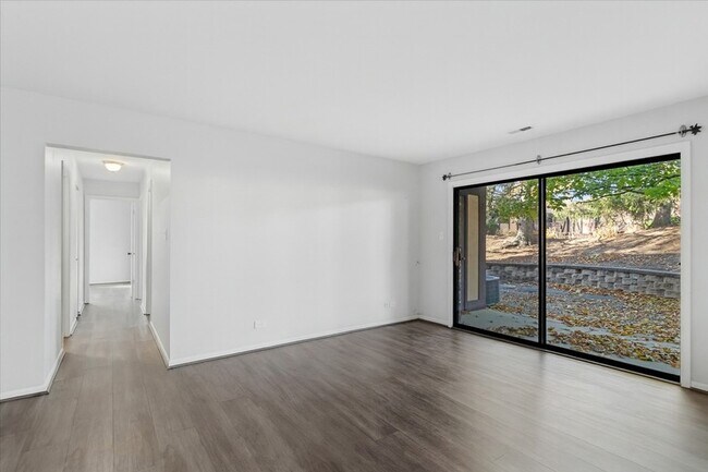 Building Photo - 1601 Thames Ct