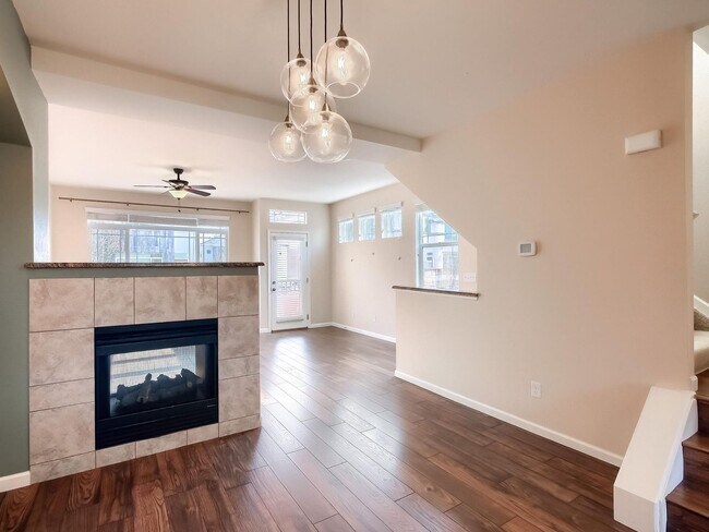 Building Photo - 2 Bedroom Townhome in Denver