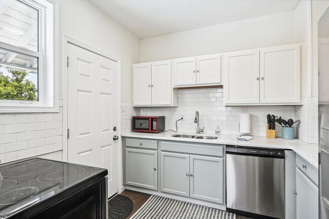 Building Photo - 300 Mercedes Ave