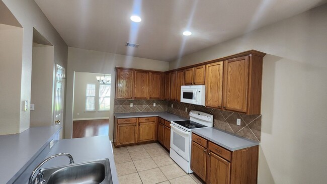 Building Photo - Located In the heart of Stone Oak