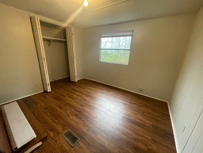 Building Photo - Adorable 2 Bedroom with Amazing Mountain Views!