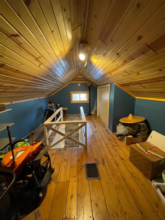 Building Photo - AVAILABLE JULY - 3 BEDROOM/1.5 BATHROOM HOME